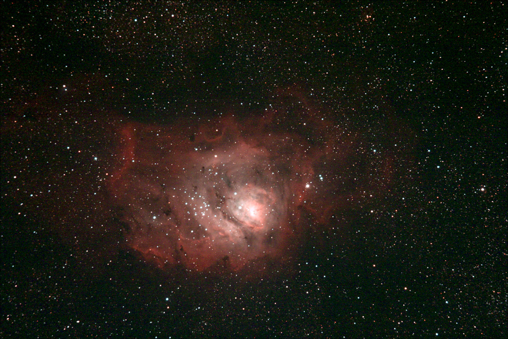 Nebulosa M8 (Laguna) nella costellazione del Sagittario. Ripresa effettuata il 06/07/2016 dall’Osservatorio Astronomico Aurunco “M. Hack” di Sessa Aurunca (Ce) in gestione “remota”. Telescopio apo Sharpstar AL106II con spianatore di campo da 2” e filtro UHC Astronomik su 10 Micron GM2000QCI e camera Canon Eos 550D modificata Baader con raffreddamento (delta -8°C). Somma di 11 pose da 90 secondi a 3200 iso. No autoguida, dark e flat.