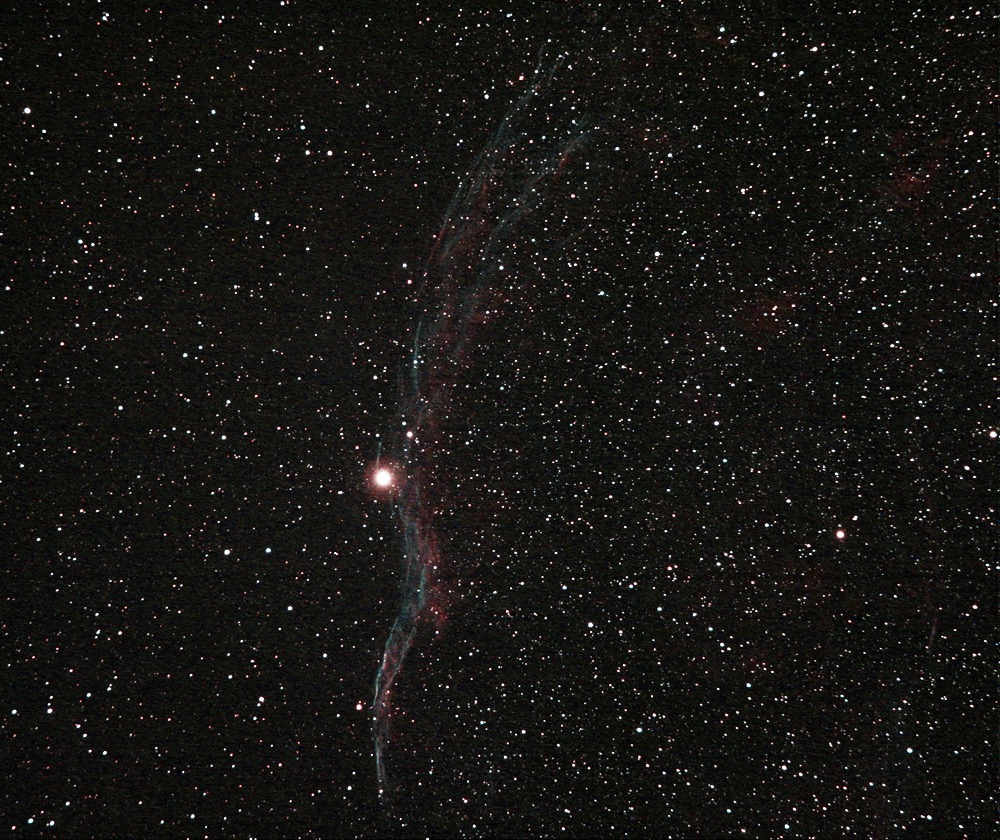 Nebulosa NGC6990 (sezione occidentale della nebulosa Velo) nella costellazione del Cigno. Ripresa effettuata il 05/07/2016 dall’Osservatorio Astronomico Aurunco “M. Hack” di Sessa Aurunca (Ce) in gestione “remota”. Telescopio apo Sharpstar AL106II con spianatore di campo da 2” e filtro UHC Astronomik su 10 Micron GM2000QCI e camera Canon Eos 550D modificata Baader con raffreddamento (delta -8°C). Somma di 11 pose da 150 secondi a 3200 iso. No autoguida, dark e flat.
