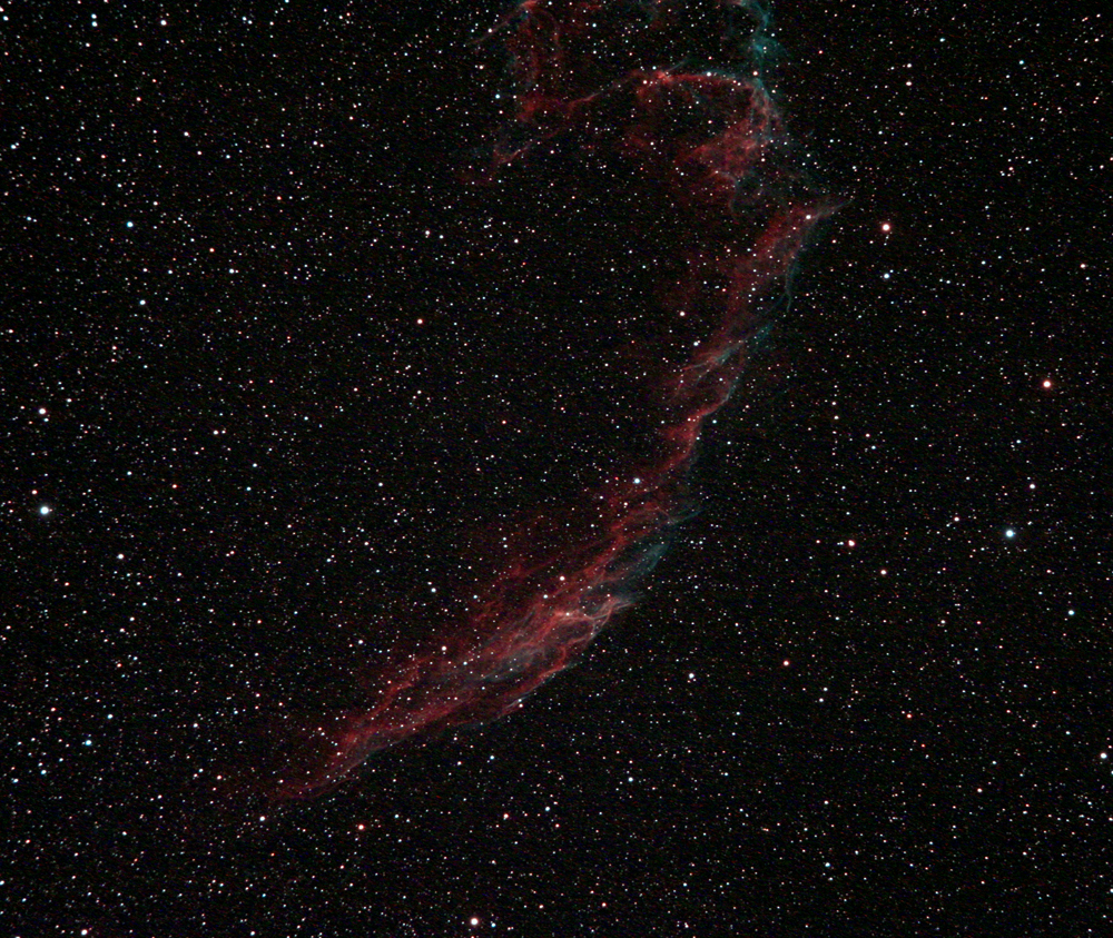Nebulosa NGC6992 (Sezione orientale della nebulosa Velo) nella costellazione del Cigno. Ripresa effettuata il 04/07/2016 dall’Osservatorio Astronomico Aurunco “M. Hack” di Sessa Aurunca (Ce) in gestione “remota”. Telescopio apo Sharpstar AL106II con spianatore di campo da 2” e filtro UHC Astronomik su 10 Micron GM2000QCI e camera Canon Eos 550D modificata Baader con raffreddamento (delta -8°C). Somma di 10 pose da 150 secondi a 3200 iso. No autoguida, dark e flat.
