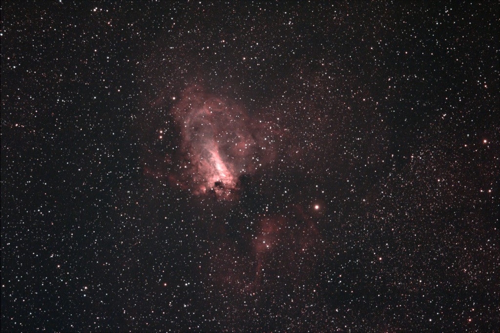 La Nebulosa Omega (nota anche come Nebulosa Cigno, Nebulosa Ferro di Cavallo, Nebulosa Aragosta o con le sigle di catalogo M17 e NGC 6618) è una nebulosa a emissione, situata nella costellazione del Sagittario. Ripresa effettuata dall’Osservatorio Astronomico Aurunco “M. Hack” di Sessa Aurunca (Ce), in gestione remota, il 28 luglio 2016, con un rifrattore apocromatico Sharpstar AL106II (f/6,5) con correttore di campo, filtro UHC Astronomik da 2”, camera Canon Eos 550D mod. Baader, con raffreddamento (delta termico – 8° C) su montatura GM2000QCI 10 micron. Somma di 9 riprese da 300 sec. + 3 dark da 300 sec. No autoguida.